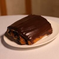 Булочка с маком и шоколадом в Опера