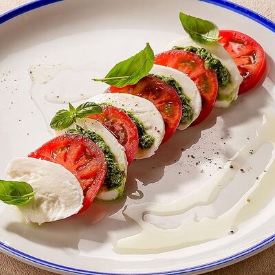 Моцарелла, свежие томаты и соус пестов Чиполучо по цене 399 ₽