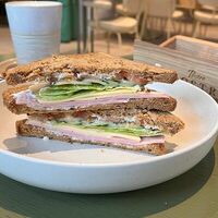 Тост с ветчиной, сыром и соусом тартар в Bistro Оstro