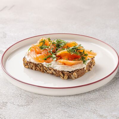 Норвержский тост с лососем в Шоколадница по цене 550 ₽
