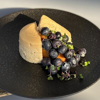 Чизкейк с карамелью и голубикойв Voodoo bar по цене 540 ₽