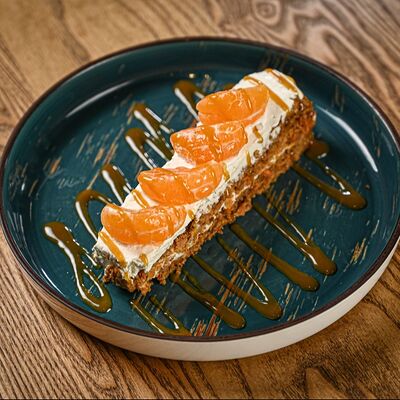 Пряный морковный торт с карамелью в Зоя в планке по цене 650 ₽