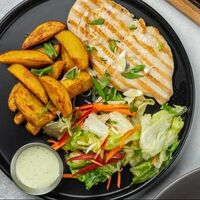 Куриная грудка с запеченными картофельными дольками в Hygge Kafe