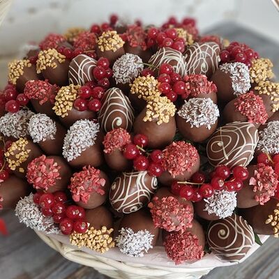 Клубника в шоколаде и красная смородина в корзине в Buketonline - Съедобные букеты и клубника в шоколаде по цене 17600 ₽