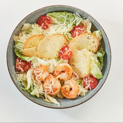 Салат Цезарь с креветками в Room-cafe по цене 680 ₽