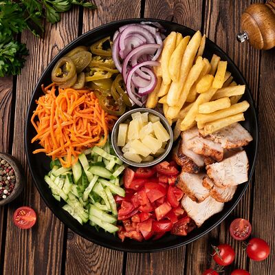 Шаверма на тарелке с ананасом в Кухня 91 по цене 588 ₽