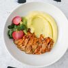 Куриное бедро с картофельным пюре, сыром и маринованными овощами в MAYAR по цене 820