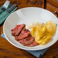 Ростбиф с чипсами и сливочным хреном в Big Jim’s Pub
