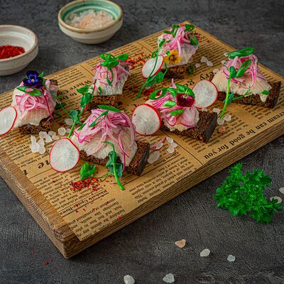 Сельдь на тостахв Поляна по цене 540 ₽