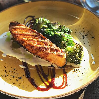 Стейк из лосося в The Bulki по цене 1100 ₽