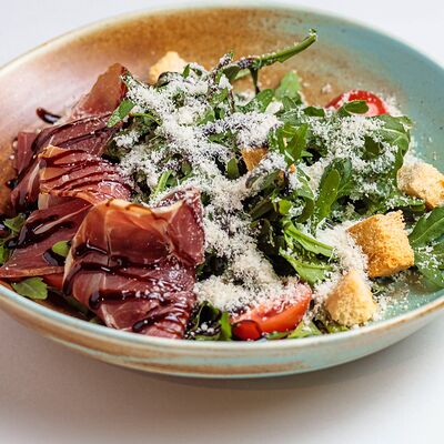 Салат из рукколы и пармской ветчины в Грин по цене 1245 ₽