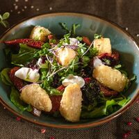 Салат с сыром сулугуни в Brewers Hammer