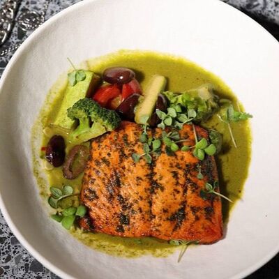 Форель по-средиземноморски с песто из базилика в Sweetheart по цене 1810 ₽