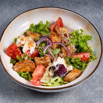 Салат с хрустящими баклажанами и сыром страчателла в Буржуй по цене 750 ₽