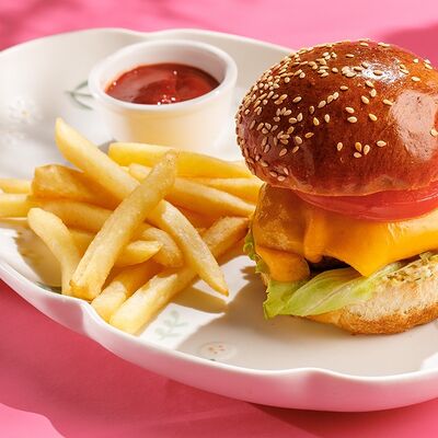 Мини-бургер с мясной котлетой и картофелем фри в Кукумбер по цене 850 ₽