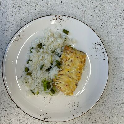 Горбуша под сыром с рисом, фасолью и кабачками в Кофеин по цене 350