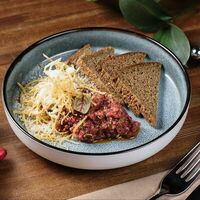 Тартар из говядины с перцем, пармезаном и трюфельным соусом в Papa'