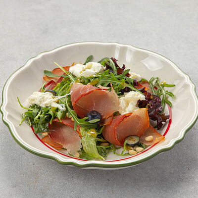 Салат с пармской ветчиной и страчателлой в Peperoni по цене 830 ₽