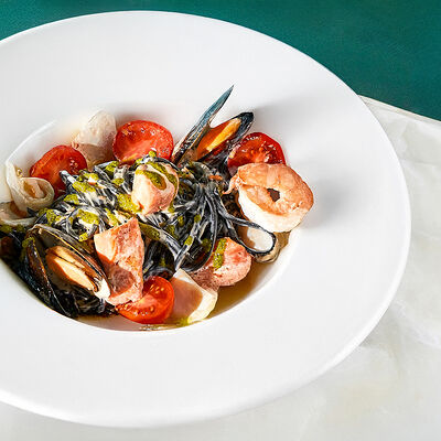 Паста с морепродуктами и вялеными томатами в Вартазия по цене 1400 ₽