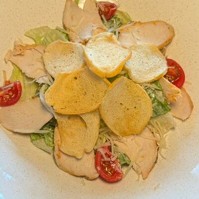 Салат цезарь с курицей в Пилот по цене 570 ₽