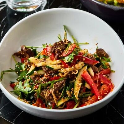 Теплый салат с говядиной и вешанками в AGATA по цене 890 ₽