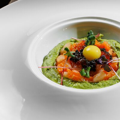 Тартар из лосося и гребешка с соусом гуакамоле в Вартазия по цене 1450 ₽