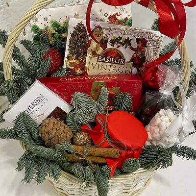 Новогодняя подарочная корзина №8 в Buketonline - Съедобные букеты и клубника в шоколаде по цене 8250 ₽
