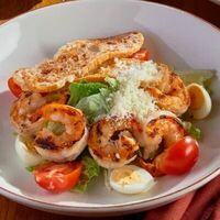 Салат Цезарь с креветками гриль в BBQ Beer Restaurant