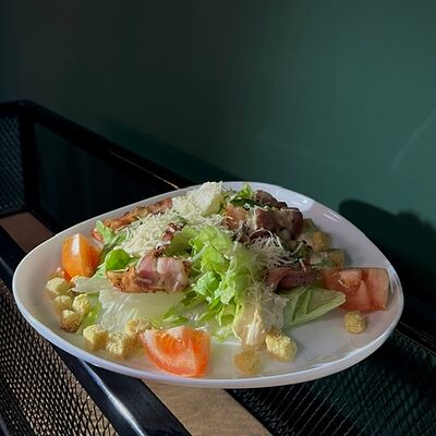 Салат Цезарь с беконом в Охота мясо по цене 390 ₽