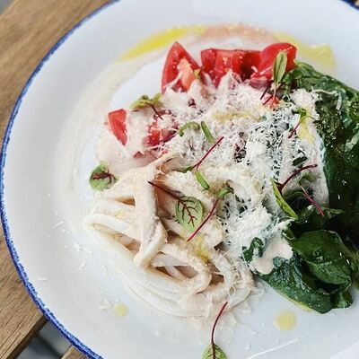 Салат с кальмаром и соусом из тунца в Spletnicy cafe по цене 590
