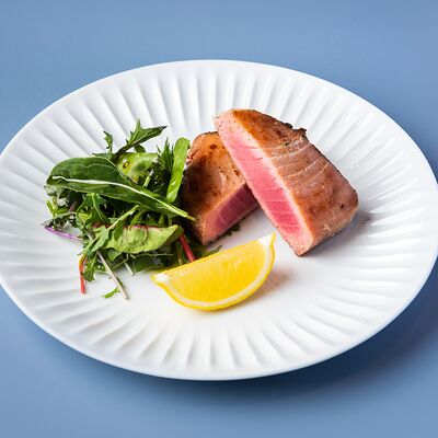 Стейк из тунца с базиликовым маслом и микс-салатомв Лу по цене 1450 ₽