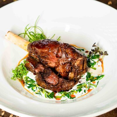 Рулька барашка со сливочным шпинатом в Paulaner Wirtshaus Polyanka по цене 1800 ₽