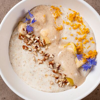 Овсяная каша с яблоками, корицей и орехом пекан в Местные по цене 720 ₽