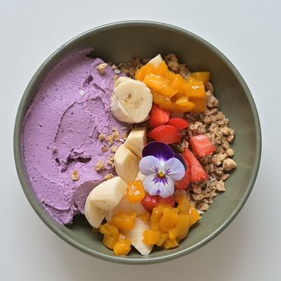 Гранола с творогом, черничным соусом и фруктами в Bucho по цене 400 ₽