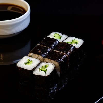 Маки с огурцом в Royal Sushi по цене 900 ₸