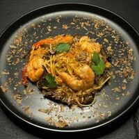 Wok с креветками и яичной лапшой в соусе Pad Thai в Testoo