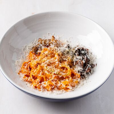 Феттуччине с брискетом, грибами и пармезаном в соусе из сладкого перца в Brasserie Lambic по цене 1190 ₽