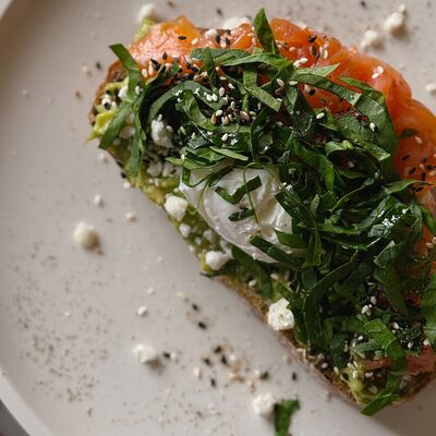 Авокадо тост с лососем, яйцом пашот и козьим сыромв Let it be по цене 33 р.