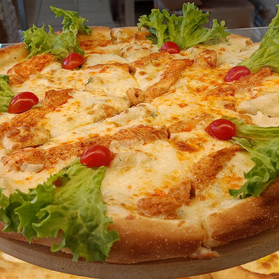 Пицца Цезарь в Жарко вкусно по цене 750 ₽