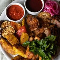 Тарелка шашлыков в Хинкальня