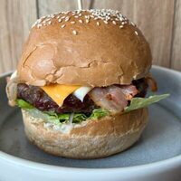 Чизбургер с беконом в La Costa