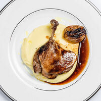 Утиная ножка конфи, картофельное пюре и соус из скаморца в Muse