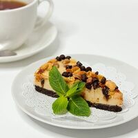 Чизкейк с шоколадом, карамелью и арахисом в NeButer sandwiches&more