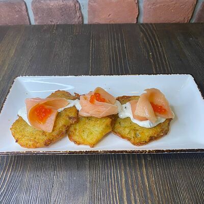 Драники с копченым лососем в Винъярд по цене 590 ₽