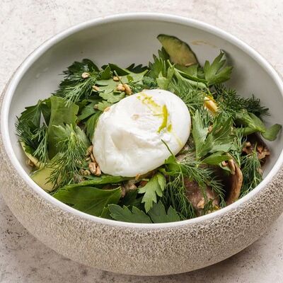 Теплый салат с говяжьим языком, маринованными опятами и огурцами в Ресторан Европа по цене 790 ₽