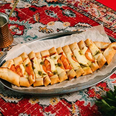 Турецкая пицца с томатами и моцареллойв Мерхаба по цене 500 ₽