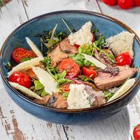 Салат с уткой и чипсами из сыра в Хантама