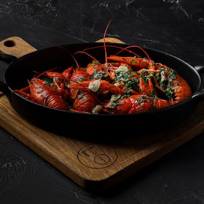 Сковородка раков в чесночном соусе в LOMONOSOV RAKOVARNYA по цене 1428 ₽