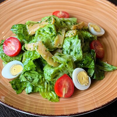 Салат с семгой и перепелиным яйцом в Навруз по цене 690 ₽