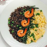 Скрембл с диким рисом и креветками в Лаверна